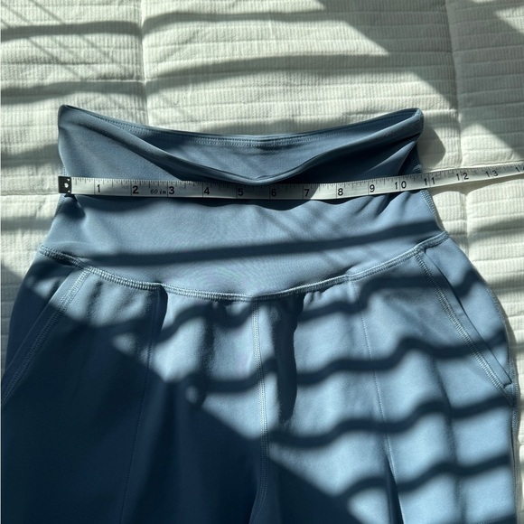 Old Navy active light blue cropped leggings with pockets - Picture 4 of 6